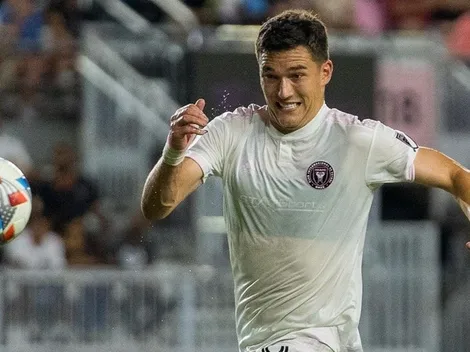 Robbie Robinson pifia la pelota a seis metros del arco