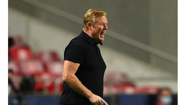 Koeman tambalea en la banca del Barcelona