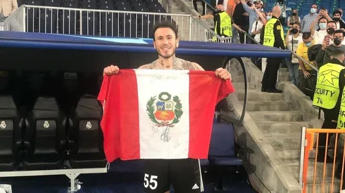 Gustavo Dulanto festeja con la bandera de Perú en el Santiago Bernabeu el triunfo del Sheriff Tiraspol ante el Real Madrid.