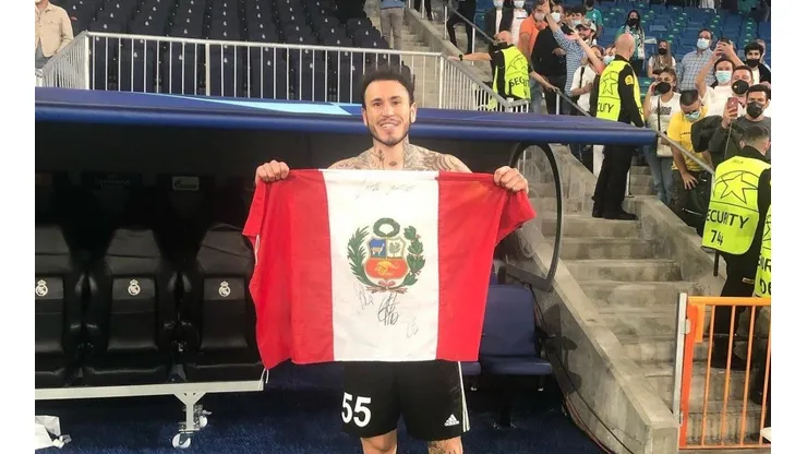 Gustavo Dulanto festeja con la bandera de Perú en el Santiago Bernabeu el triunfo del Sheriff Tiraspol ante el Real Madrid.