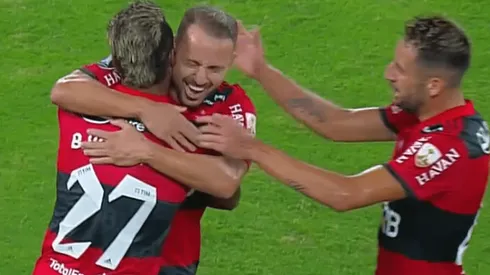 Isla y Flamengo celebran el segundo gol de Bruno Henrique en la semifinal de vuelta de Copa Libertadores