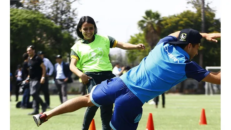 El fútbol se une por la salud mental de los niños en Hinchada Fútbol Más.