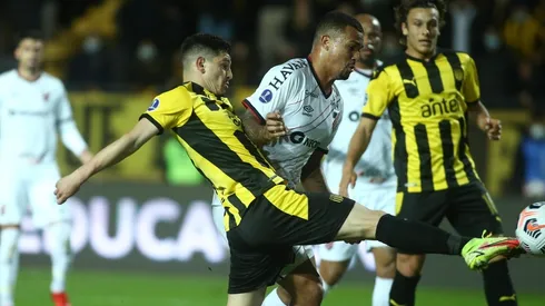 Paranaense logró un triunfo 2-1 en Montevideo.