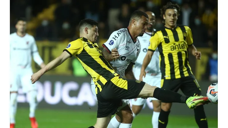 Paranaense logró un triunfo 2-1 en Montevideo.