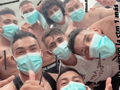 Jugadores albos aprenden a festejar contra la U