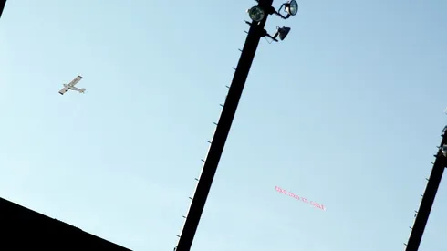 Un avión con el letrero "Colo Colo es Chile" zurca los cielos de Rancagua durante el Superclásico