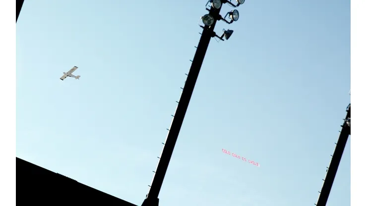Un avión con el letrero "Colo Colo es Chile" zurca los cielos de Rancagua durante el Superclásico
