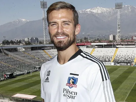 Christian Santos llegó al Monumental y ya posa con Colo Colo al pecho