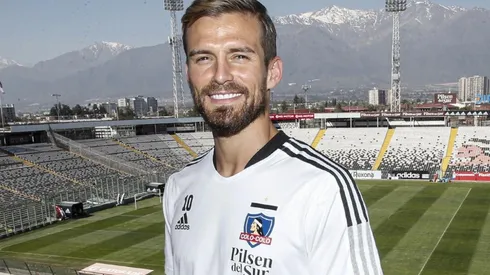 Christian Santos posó con el Cacique en el pecho en su primer día en Colo Colo.