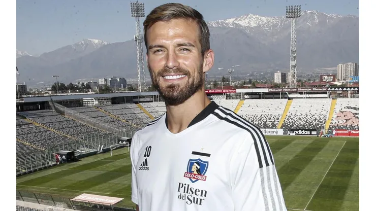 Christian Santos posó con el Cacique en el pecho en su primer día en Colo Colo.