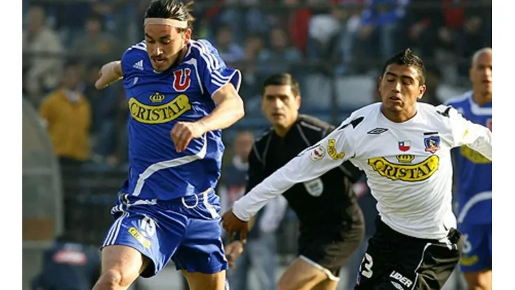 Vidal jugando ante la U en un Superclásico