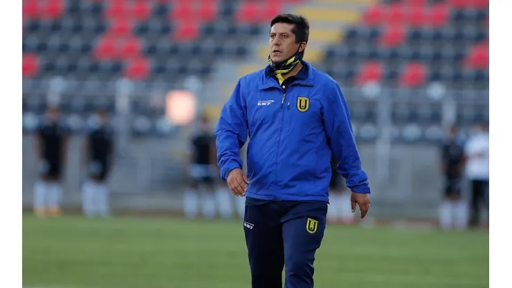 Hugo Balladares fue el técnico de la Universidad de Concepción en el duelo de la promoción ante Colo Colo, que significó el descenso a la Primera B del Campanil