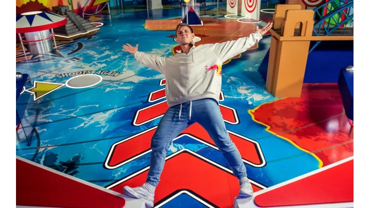 ¿Un flipper gigante? Pasha Petkuns lo llevó a la realidad.