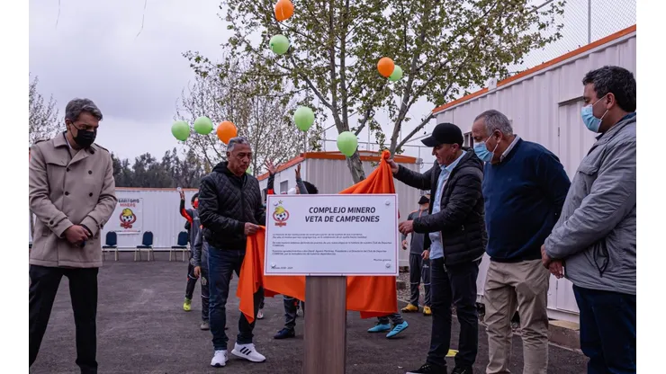 En Puente Alto se emplaza el complejo Veta de Campeones de Cobresal, destinado al trabajo del fútbol joven y femenino.