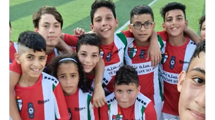 Niños y niñas en Palestina se unieron a la escuela de fútbol de Palestino.