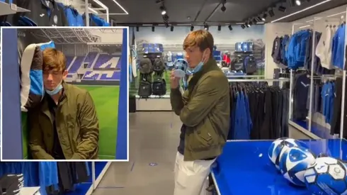 De Roon esperando que alguien le compre una camiseta