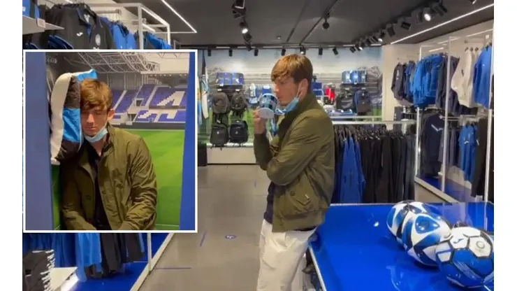 De Roon esperando que alguien le compre una camiseta