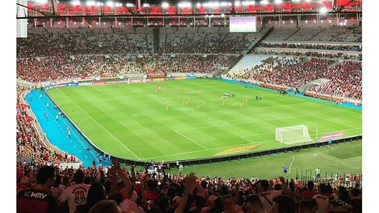 La torcida de Flamengo apoya con todo a Mauricio Isla
