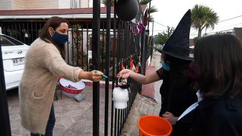 La celebración tiene por tradición que niños y adultos preparan sus mejores disfraces para salir a la calle a pedir dulces o realizar fiestas.