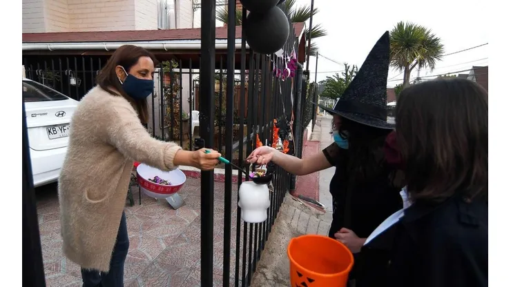 La celebración tiene por tradición que niños y adultos preparan sus mejores disfraces para salir a la calle a pedir dulces o realizar fiestas.