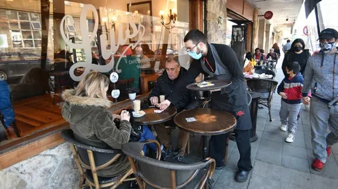 Café valdiviano funcionando en la terraza para las personas sin pase de movilidad.