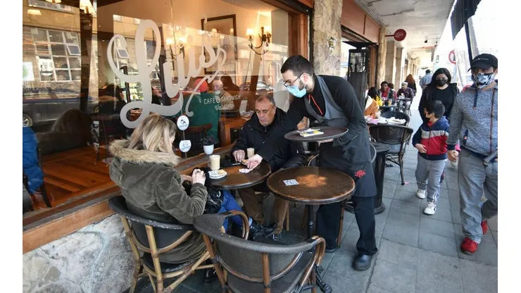 Café valdiviano funcionando en la terraza para las personas sin pase de movilidad.