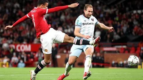 Mason Greenwood pelea una pelota frente al West Ham