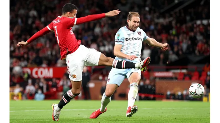 Mason Greenwood pelea una pelota frente al West Ham