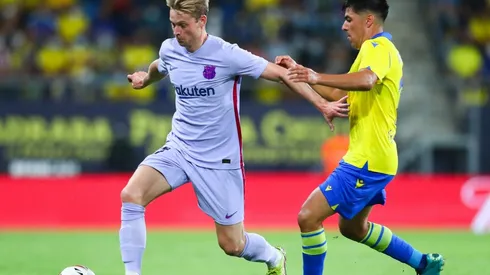 Tomás Alarcón en la marca contra Frenkie de Jong en el partido entre Cádiz vs Barcelona. Foto: Getty Images