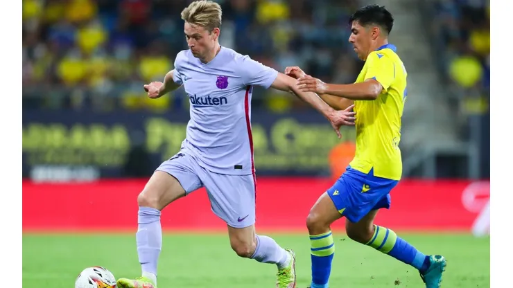 Tomás Alarcón en la marca contra Frenkie de Jong en el partido entre Cádiz vs Barcelona. Foto: Getty Images