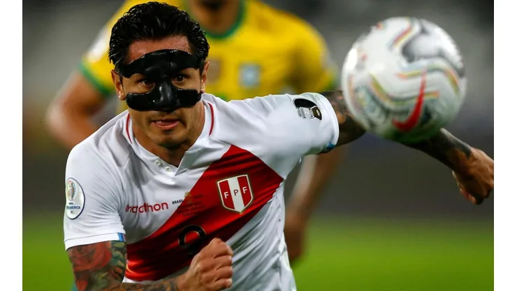 El enmascarado Gianluca Lapadula ilusiona a Perú.