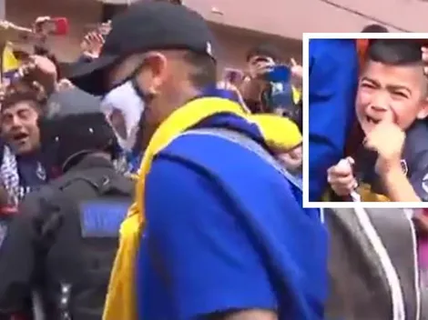 Irresponsable: Marcos Rojo le regala su mascarilla a un niño