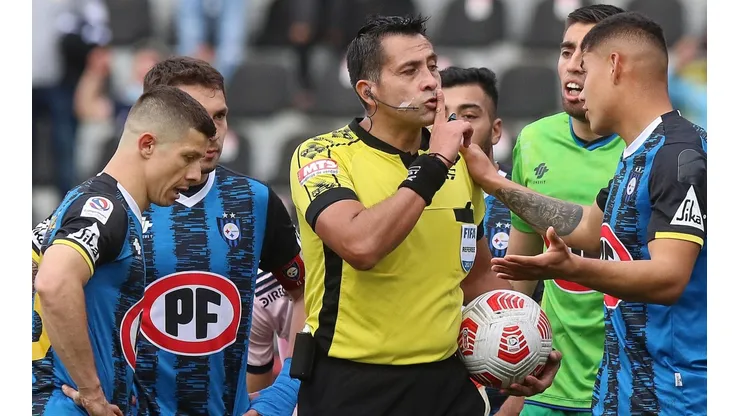 Javier Castrilli quiere hacer docencia de las reglas para todos los que vean el fútbol chileno para que se sepa de antes las normas y los por qué de los cobros que se realizan.