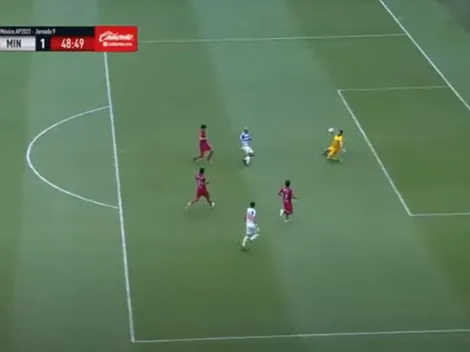 Show de Chupete: pase de taco y casi le vuela la cabeza al portero