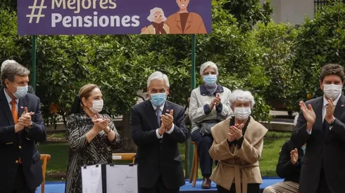 El Presidente Sebastián Piñera firmó durante el lunes el proyecto de ley corta en materia de pensiones.