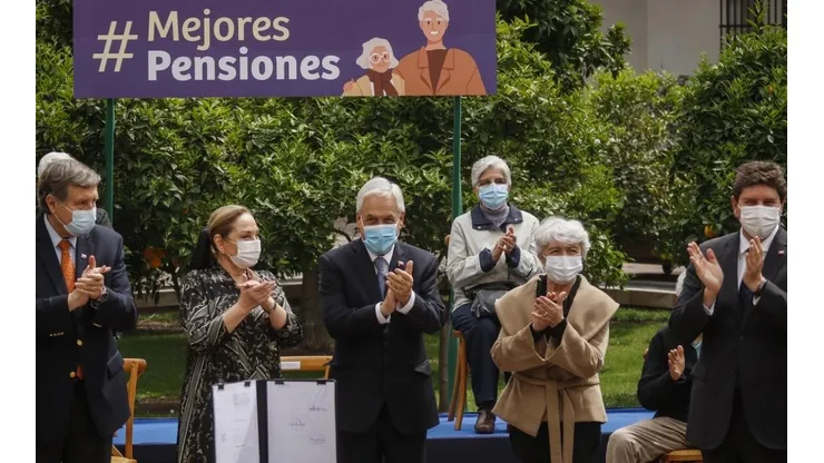El Presidente Sebastián Piñera firmó durante el lunes el proyecto de ley corta en materia de pensiones.