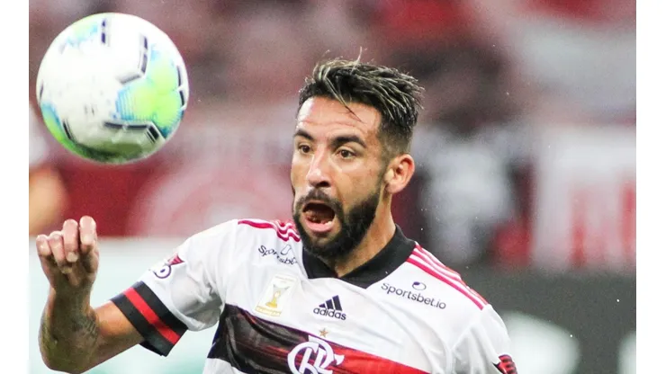 El chileno fue tratado como "lo peor de Flamengo" tras la caída ante Gremio.