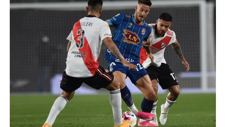 Paulo Díaz se está desempeñando como defensor central por la izquierda.