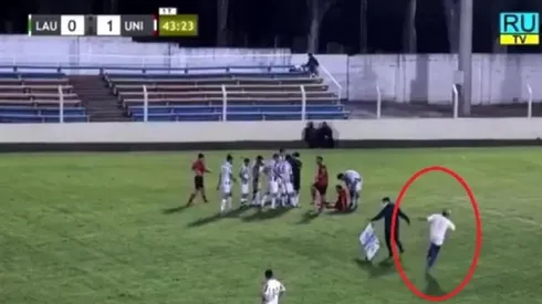 Camillero se lesiona al entrar a la cancha