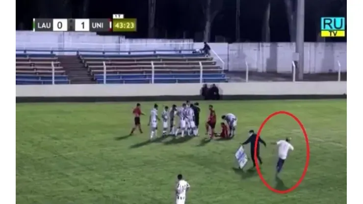 Camillero se lesiona al entrar a la cancha