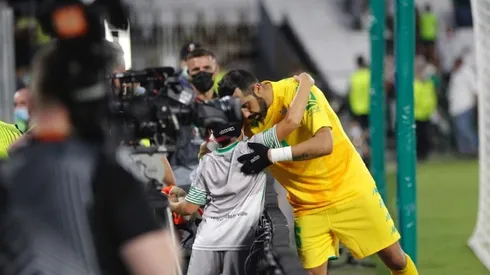 El portero le hizo el día a un pequeño fanático del Betis.