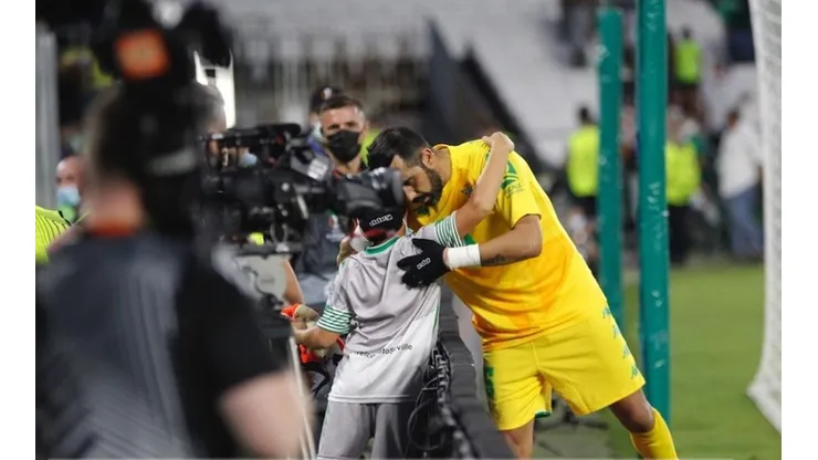 El portero le hizo el día a un pequeño fanático del Betis.