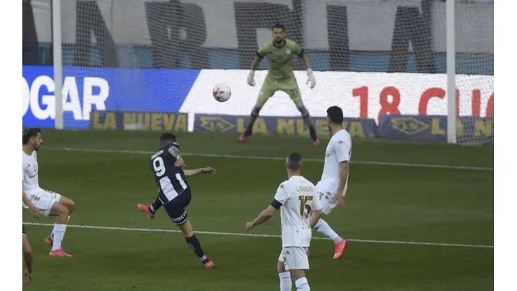 Gabriel Arias no tuvo unas buenas Fiestas Patrias luego de sufrir dos golazos de parte de Talleres en la victoria sobre Racing. Foto: @Tycsports