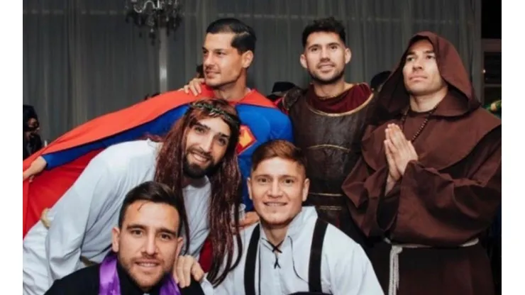 Jugadores albos se lucieron con los disfraces