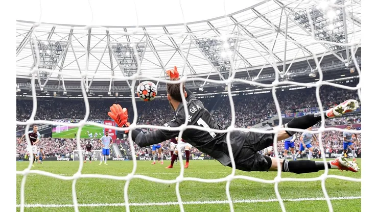 De Gea atajó un penal para el Manchester United y le tapa la boca al Bambino Pons
