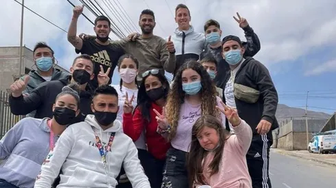 Ignacio González se agrupa con compañeros y amigos de Antofagasta para repartir empanadas, bebidas, vino y chicha por la ciudad.