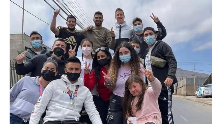 Ignacio González se agrupa con compañeros y amigos de Antofagasta para repartir empanadas, bebidas, vino y chicha por la ciudad.