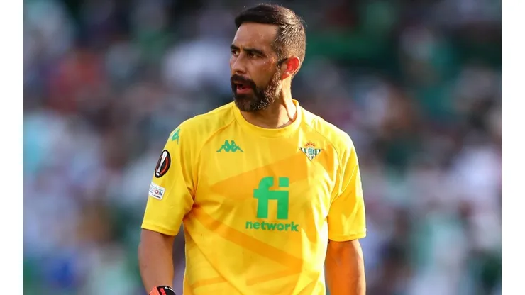 Bravo se gana los elogios pese al penal cometido en Europa League
