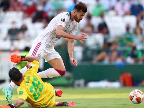 Bravo sale a achicar como defensa y le cobran un penal