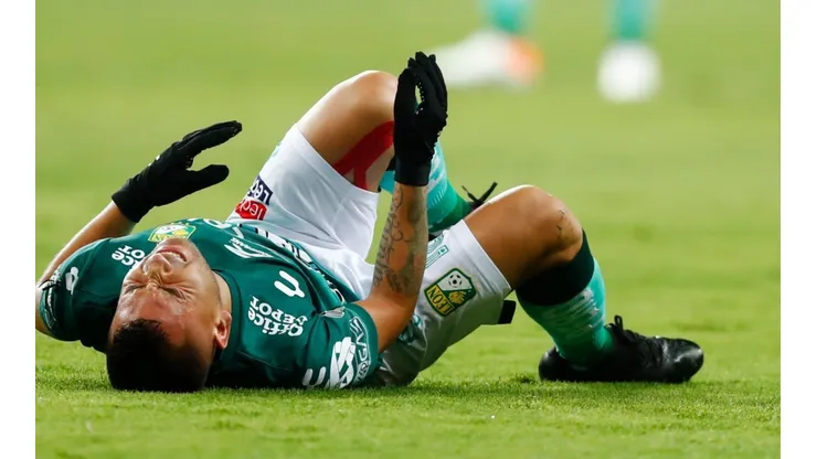 Cuando el reloj marcaba 2 minutos de partido el atacante nacional recibió una fuerte infracción de parte de Sebastián Saucedo